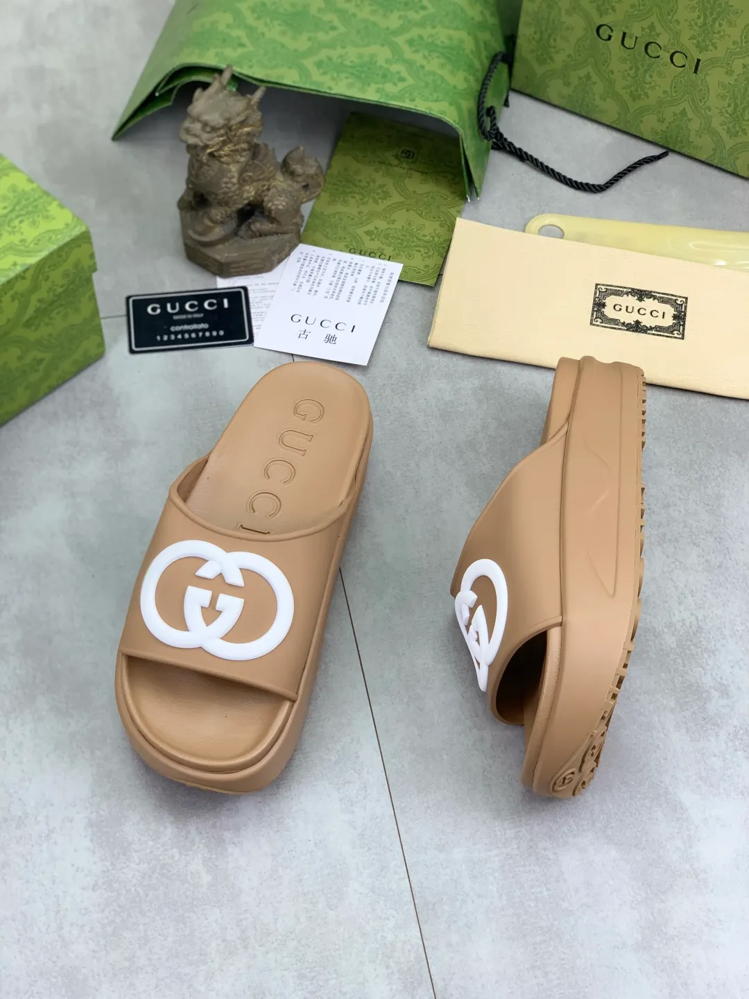 Men's Men's Shoes 💰P300💰[New Style] High Version 🎁🎁🎁 GUCCI New Year of the Snake casual slippers, original official website, perfect workmanship, transmitting a kind of noble luxury, sublimating its definition of luxury in Gucci's high-end extraordinary craftsmanship. Original Gucci double G combination outsole, code number: 35-46, complete package